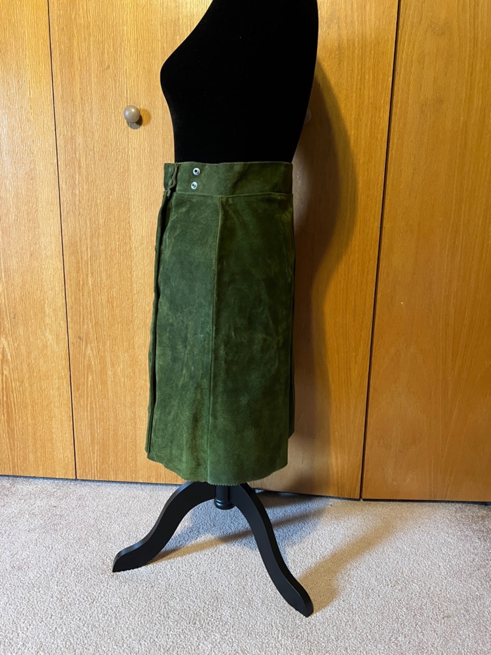 Genuine Green suede wrap skirt. Sz.s/m. Covered snaps. - Picture 2 of 10